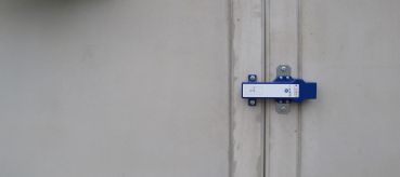 Suessco 3D-Sensor in der Totalansicht, waagerecht über einem Stoß zweier Betonbauteile montiert